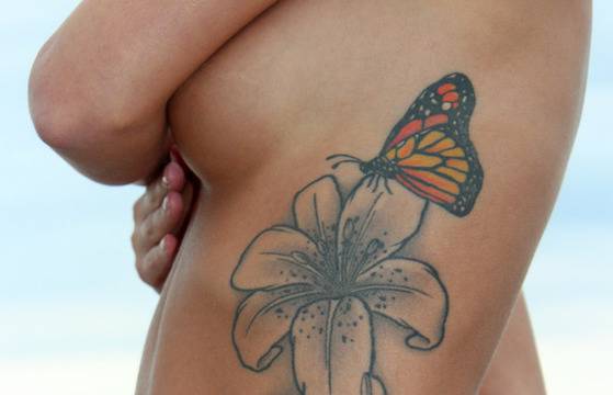 Най-новият хит сред дамите - татуировки на гърдите | Teenproblem.net