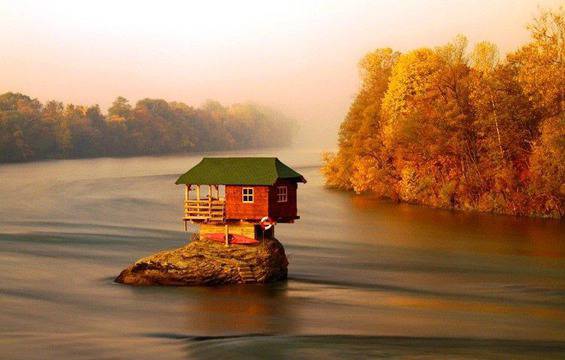 Малка, спретната къщурка и вода навред