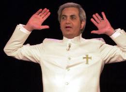 Недоволни разкритикуваха Бени Хин заради събиране на дарения