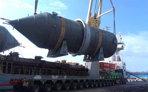 Гигантски товар минава по улиците на Бургас