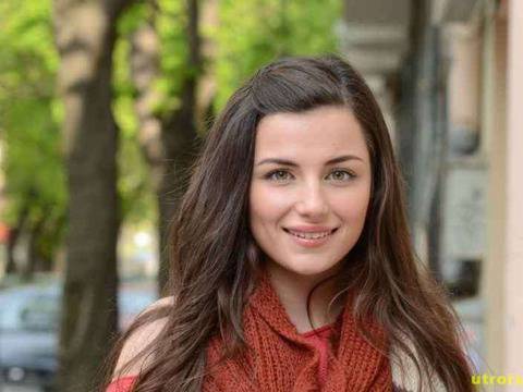 Мис Русе проходила на модния подиум с бели маратонки и изтъркани джинси