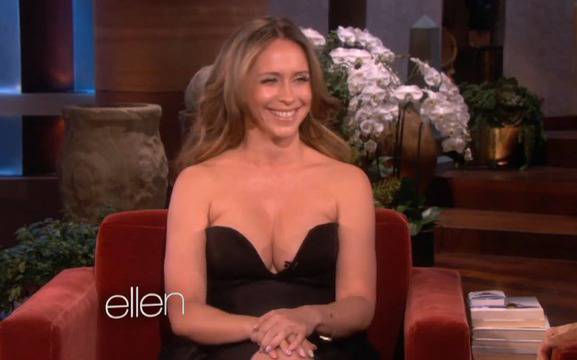 Happy Cleavage Day! Веселата Дженифър Лав Хюит при Елън (с Матю Пери наоколо)