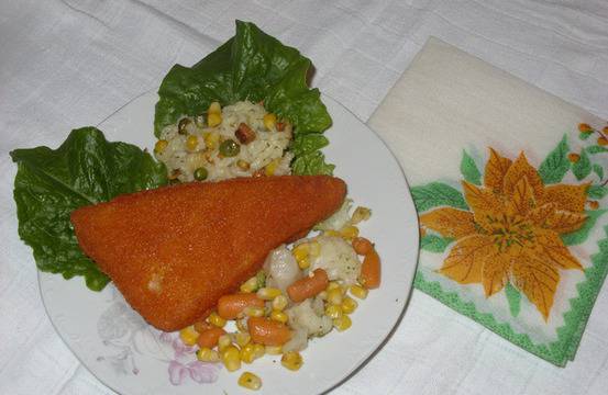 Паниран кашкавал с ориз и зеленчуци