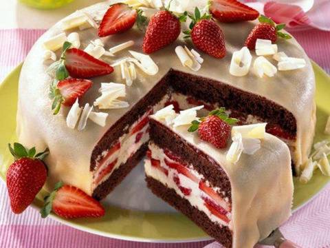 Марципанова ягодова торта