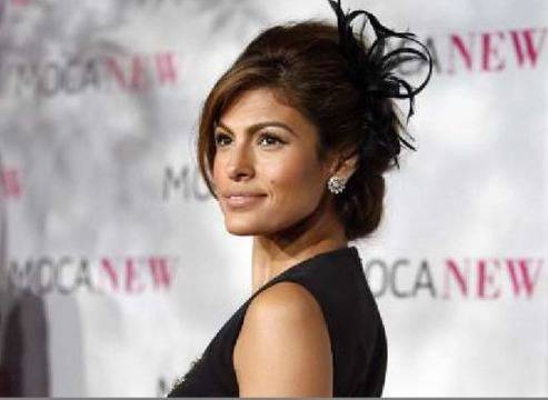 Ева Мендес медитира на гробищата