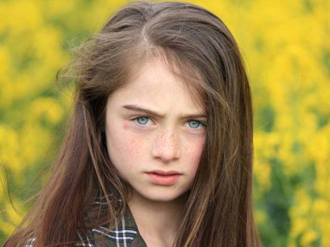 Рафи Касиди е момиченце-робот в Tomorrowland с Джордж Клуни и Хю Лори