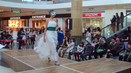 Стари дискове, коркови тапи, хартия и изолационни материали станаха дрехи за Деня на Земята