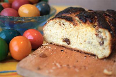 Плетен козунак с орехи и стафиди