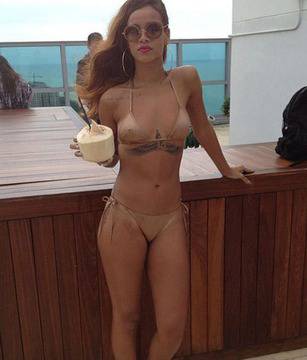 Риана се показа в оскъден златен бански (СНИМКИ)