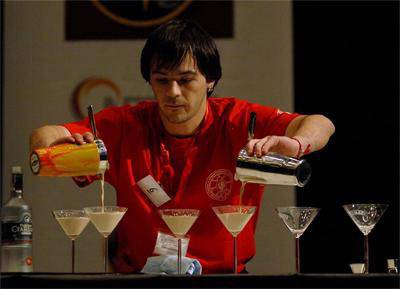 Бармани въртят чаши и бутилки във Варна