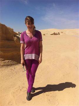 Мира Добрева се кри от пустинна буря в Тунис