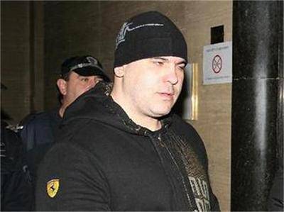 Психото обвинен за наркотици, след като намалиха присъдата му за стрелбата по бащата на Райко Кръвта