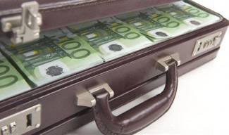 Какви такси събират банките при теглене на пари