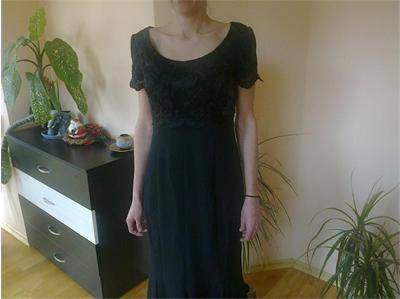 Момиче подарява дълга черна рокля с дантелено деколте