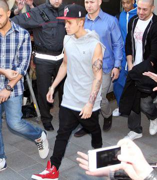 Бийбър се фука с два нови татуса видяна 6592 коментари 6