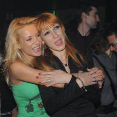 Яна Маринова и Деси Бакърджиева първи приятелки