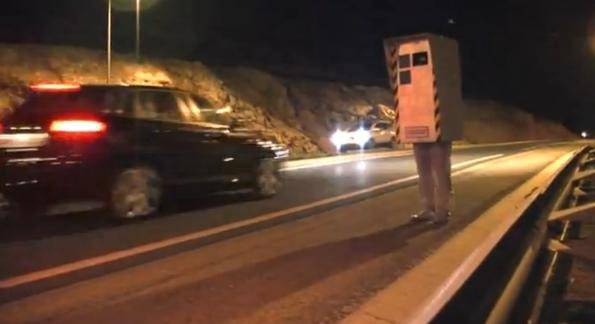 Мъж в костюм на пътна камера шашка шофьорите