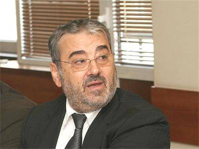 Ангел Семерджиев подписвал договори с кръстницата на детето си