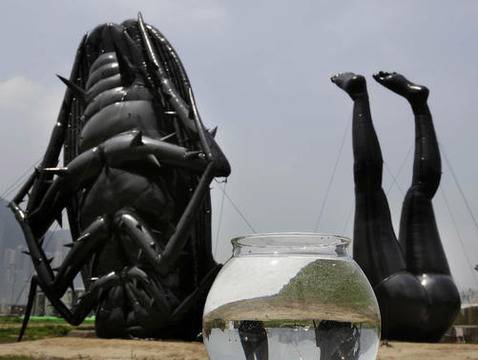 Гигантска надуваема хлебарка пълзи из Хонконг