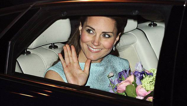 Кейт за първи път с дизайнерска рокля за бременни видяна 6904 коментари 7