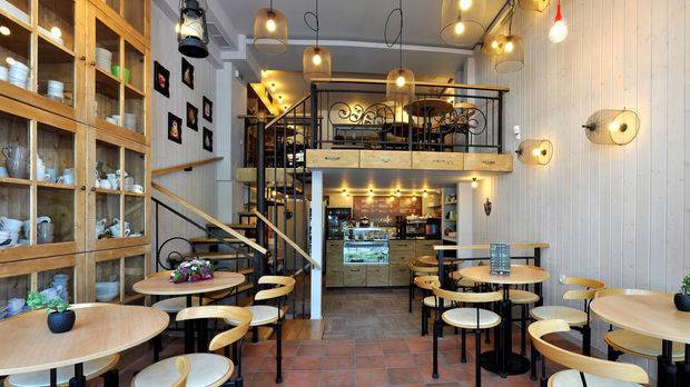 Ани в света на тортите и играчките