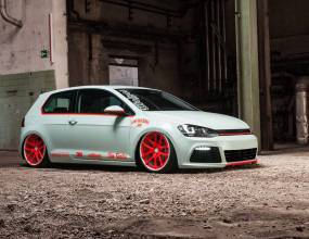 Дежавю: Golf по розови джанти (Видео)