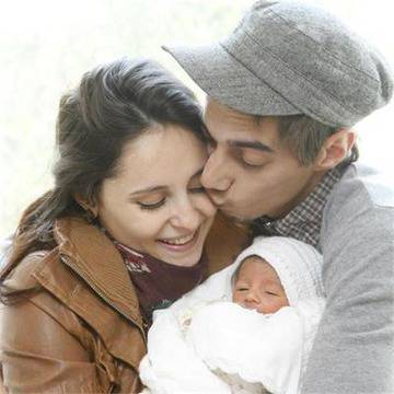 Ованес Торосян говори на 6-месечната си дъщеря на 2 езика