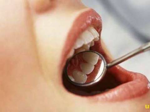 Осъдиха стоматолог да плати обезщетение за неизваден зъб