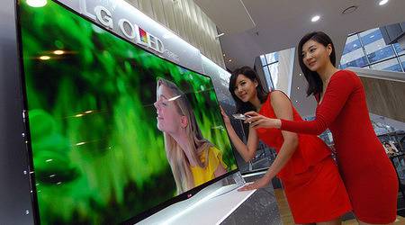 LG започва доставките на телевизор с извит екран