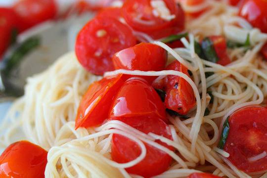 Спагети с чери домати