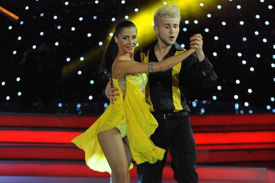 Ангел не само танцува, но и пее