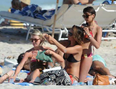 Джулиан Хю и Нина Добрев направили женска тройка на плаж (СНИМКИ)
