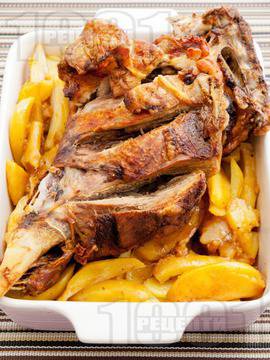 Печено агнешко бутче с картофи