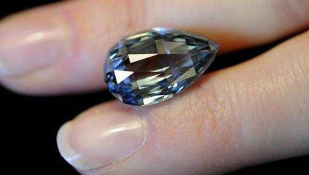 Син диамант е продаден на рекордна цена в Лондон