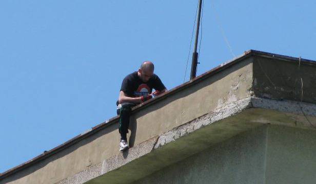 Нищят надзирателите, оставили пандизчията Милен да се качи на покрива