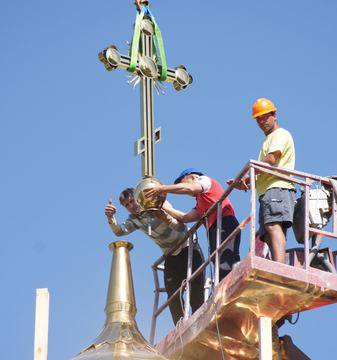 Бе издигнат позлатен кръст на църквата „Св. Николай“