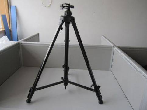 ТРИПОД – ТРИЪГЪЛНА СТОЙКА ЗА СВЕТЛИННО LED РЕКЛАМНО ТАБЛО