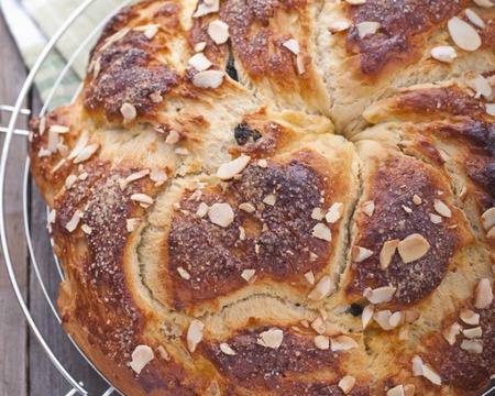 Великденски козунак на конци