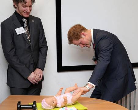 Принц за пример – Хари сменя памперс (видео) видяна 3046 коментари 0