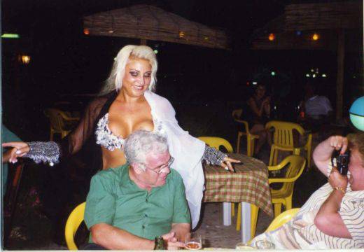 Никол: Правех с гърдите си „Биг Мак“ на главите на мъжете, Батето ми беше верен фен