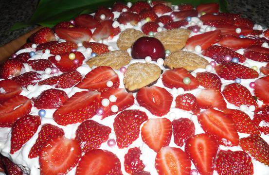 Ягодова торта с готови блатове