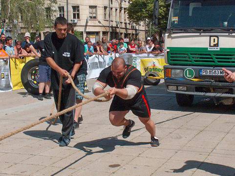 Атлети теглят 7-тонен камион