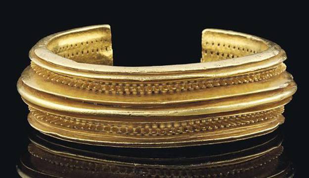 Златна гривна на 3000 г. продадена за 800 хил. долара