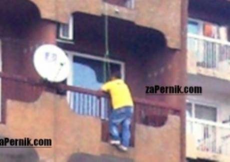Сашо Топчето от Перник се опита да се обеси публично на балкона
