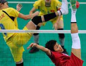 В Азия играят волейбол с крака