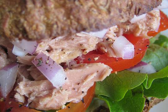 Сандвич с риба тон и лук