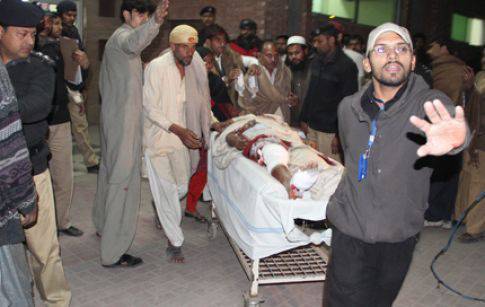 Жена загина при атентат в Пакистан, 15 души са ранени