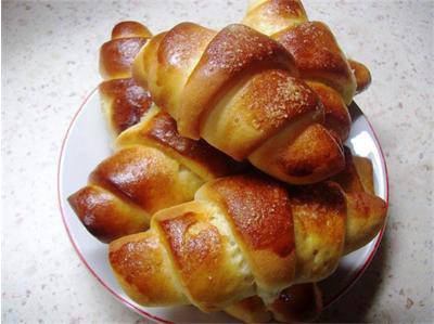 Козуначени кифлички с ябълков пестил