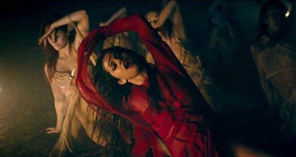 Разголената Селена гушка секси мъж