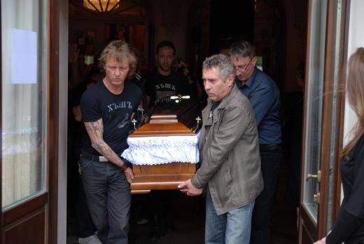 Сашо Морфов и Валери Йорданов изнесоха ковчега с Чочо (ГАЛЕРИЯ)